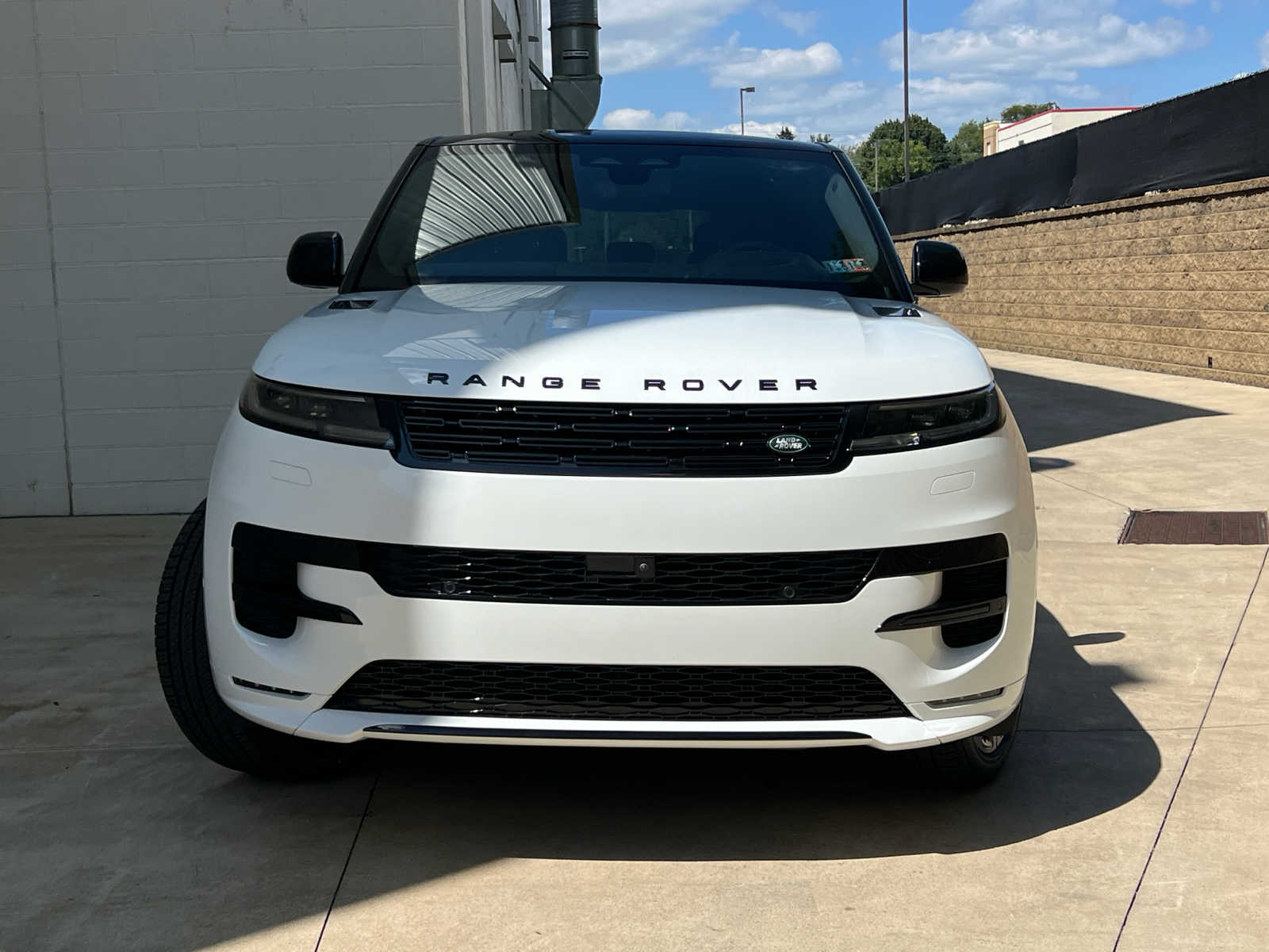 Certified 2024 Land Rover Range Rover Sport SE Dynamic with VIN SAL1L9FUXRA418835 for sale in Monroeville, PA