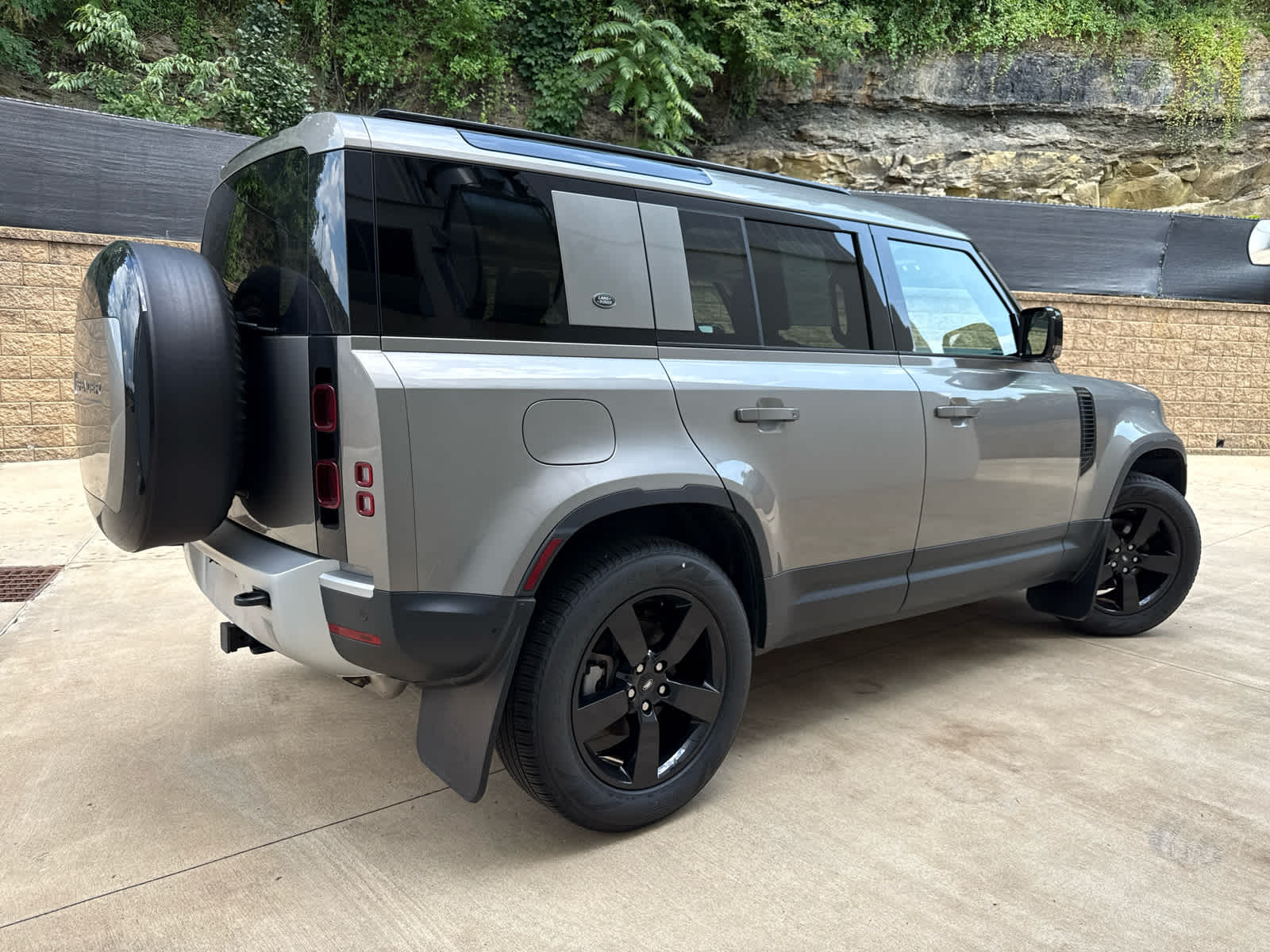 2024 Land Rover Defender 110 S photo 3