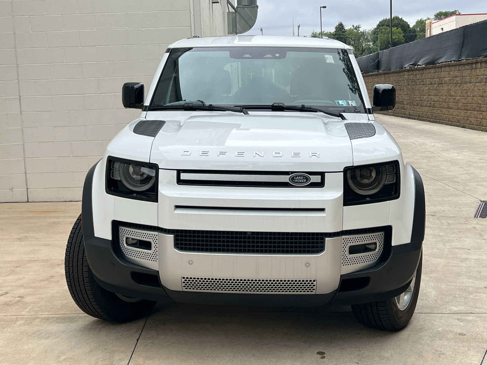 2024 Land Rover Defender 110 S photo 2