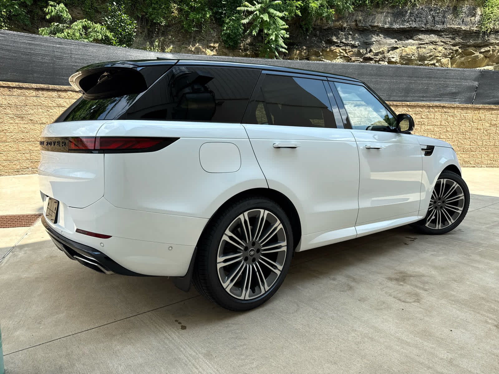 2024 Land Rover Range Rover Sport SE photo 3