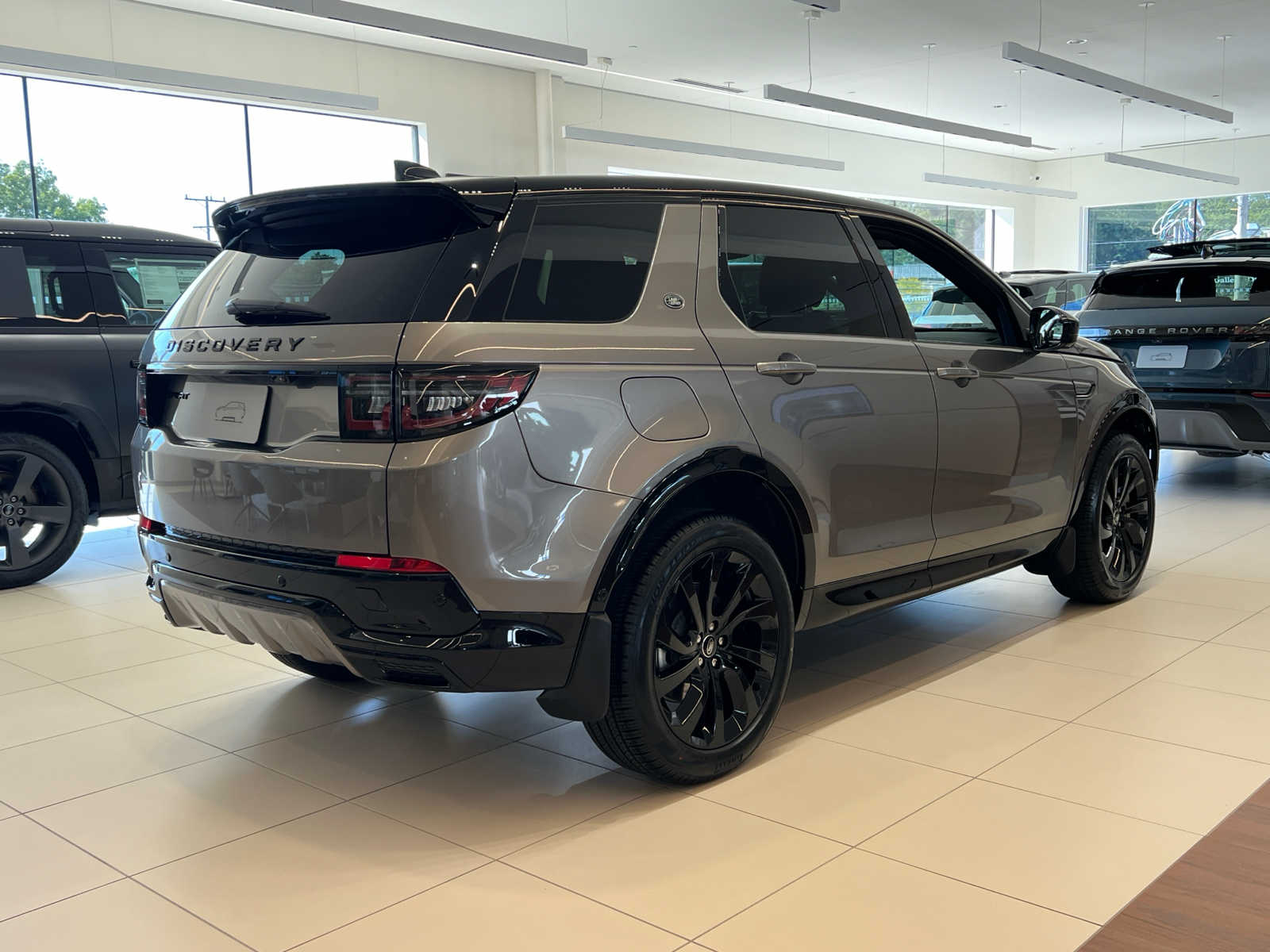 2025 Land Rover Discovery Sport Dynamic SE photo 3