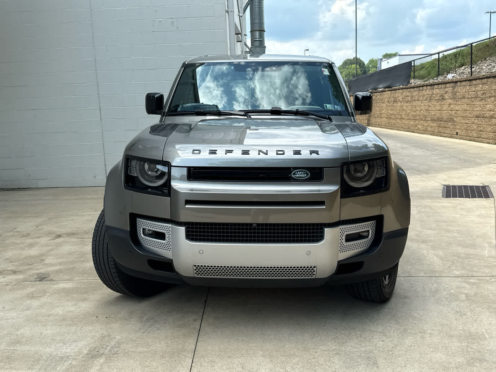 2024 Land Rover Defender 110 S photo 2