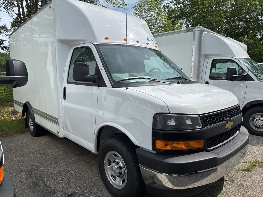 2025 Chevrolet Express Cutaway Base's photo