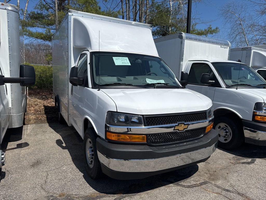 2025 Chevrolet Express Cutaway Base's photo