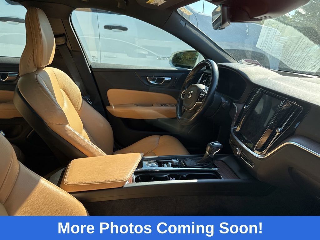 2020 Volvo V60 Momentum photo 2