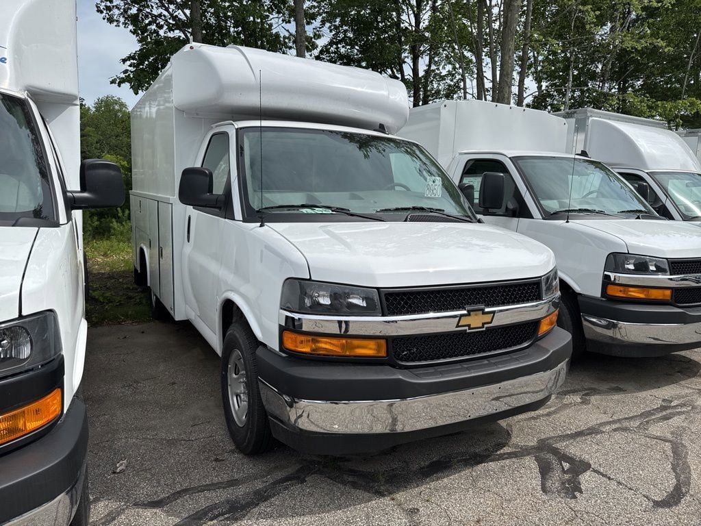 2025 Chevrolet Express Cutaway Base's photo