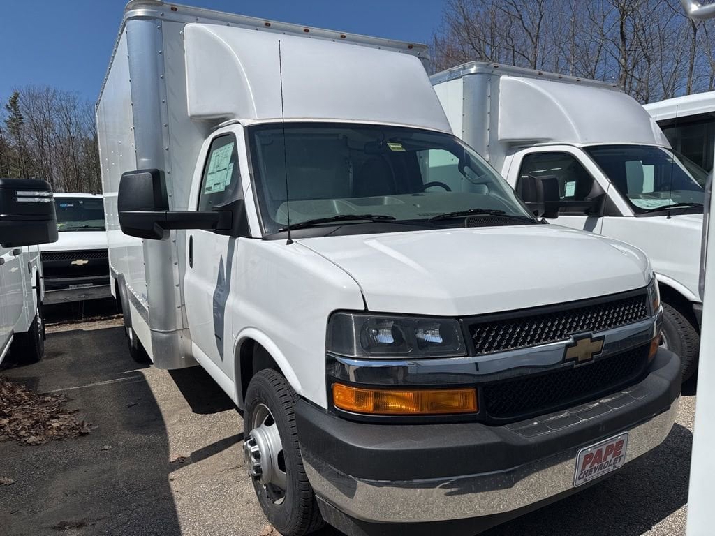 2024 Chevrolet Express Cutaway Base's photo