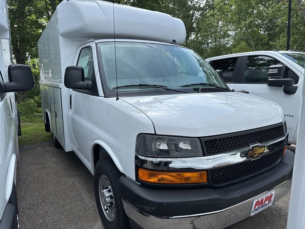 2025 Chevrolet Express Cutaway Base's photo