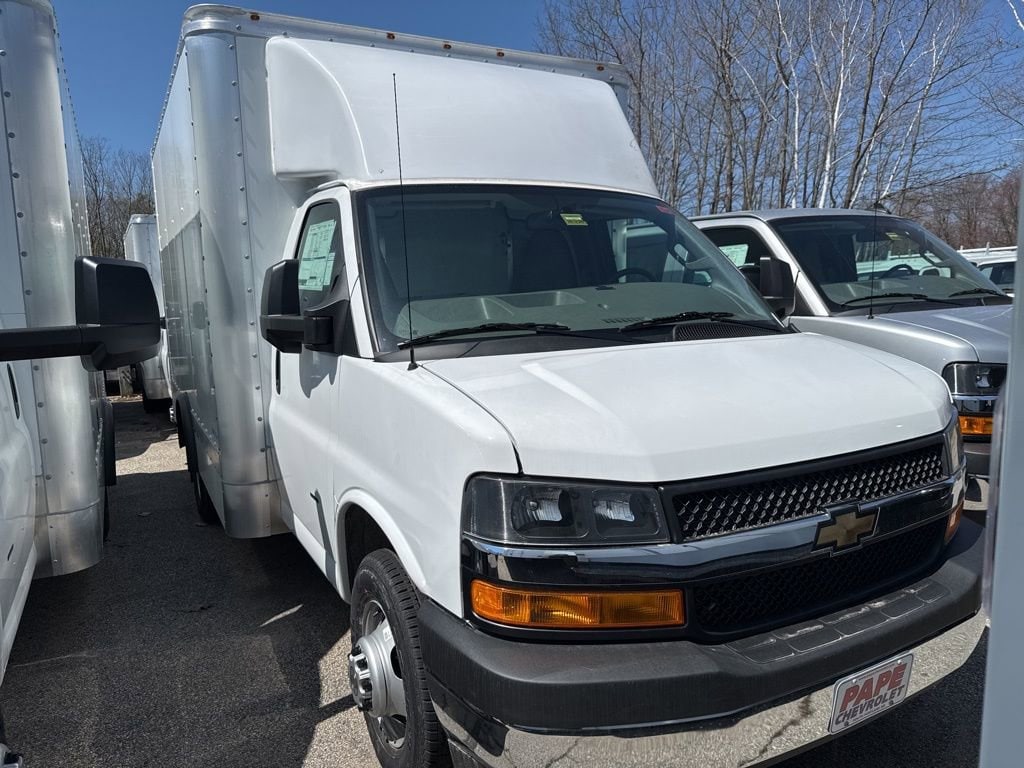 2024 Chevrolet Express Cutaway Base's photo