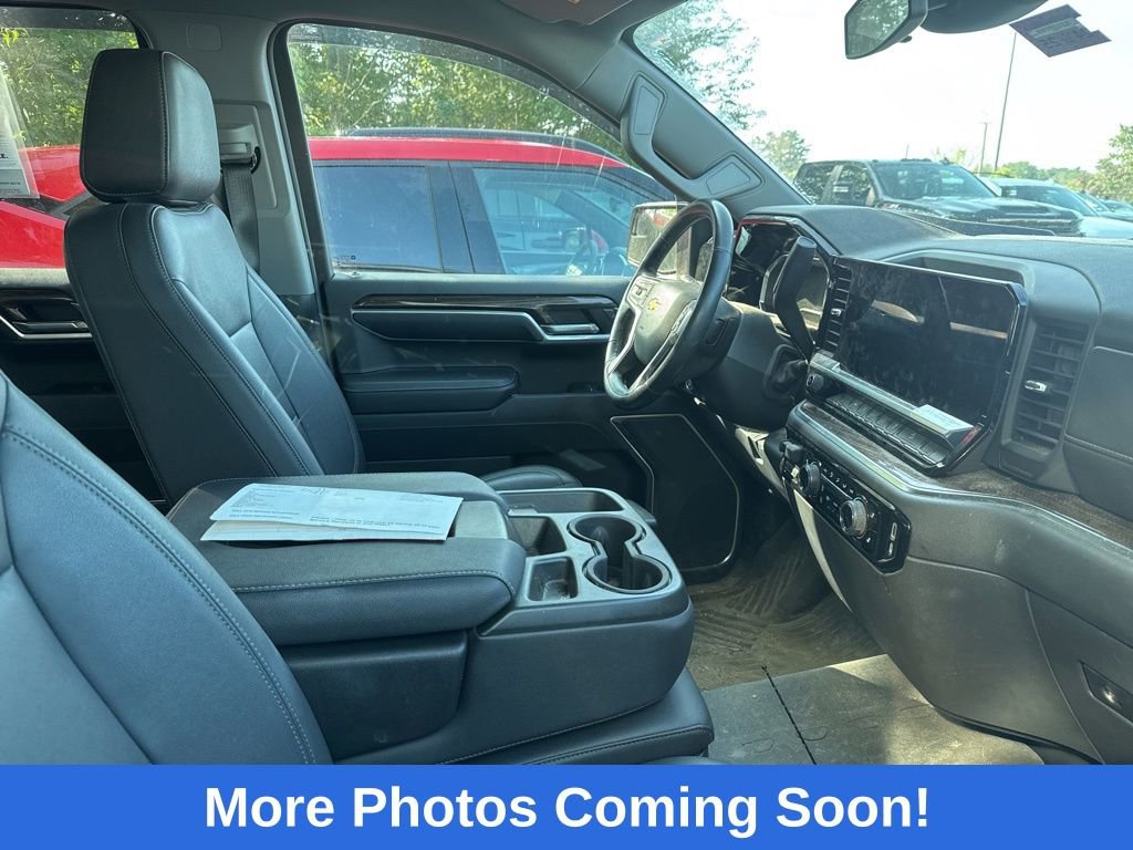2022 Chevrolet Silverado 1500 LT photo 2