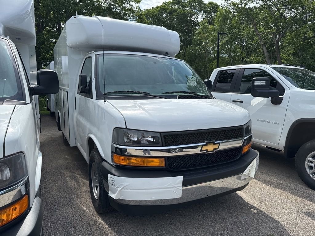 2025 Chevrolet Express Cutaway Base's photo