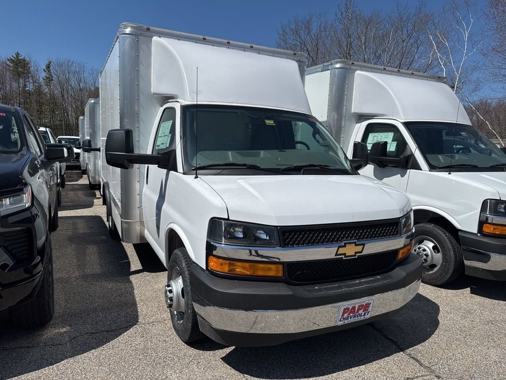 2024 Chevrolet Express Cutaway Base's photo