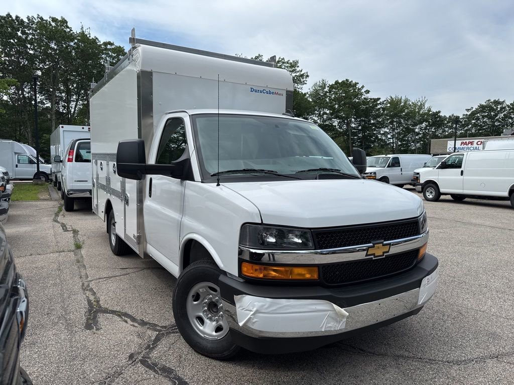 2025 Chevrolet Express Cutaway Base's photo