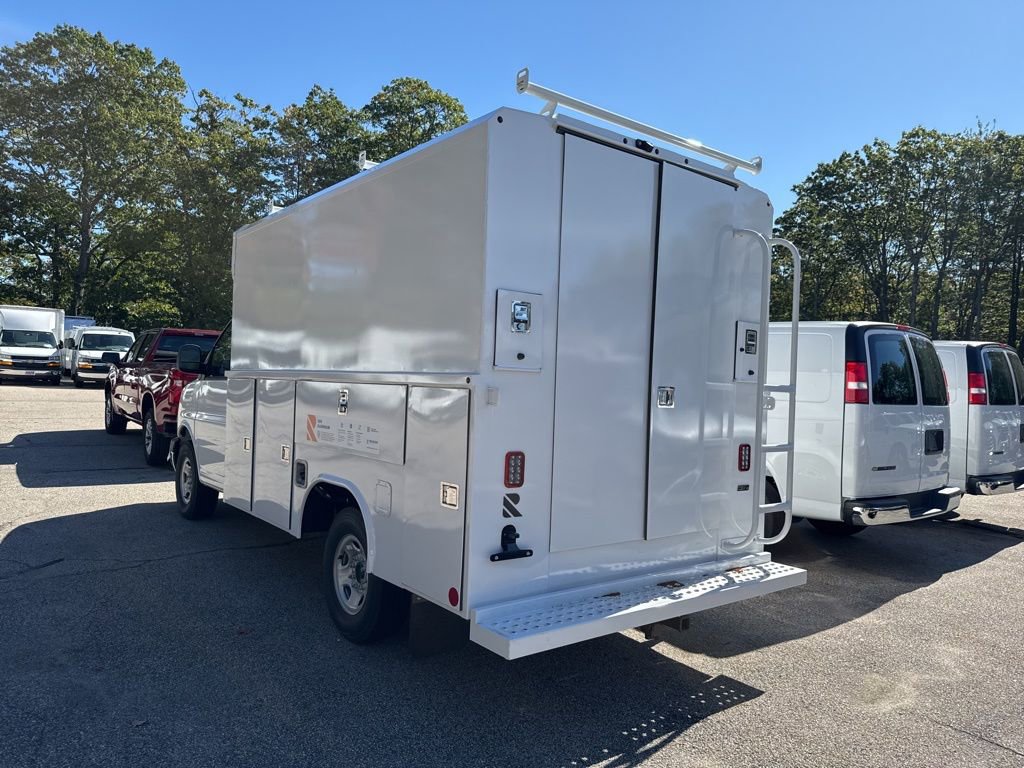 2025 Chevrolet Express Cutaway 3500 photo 4