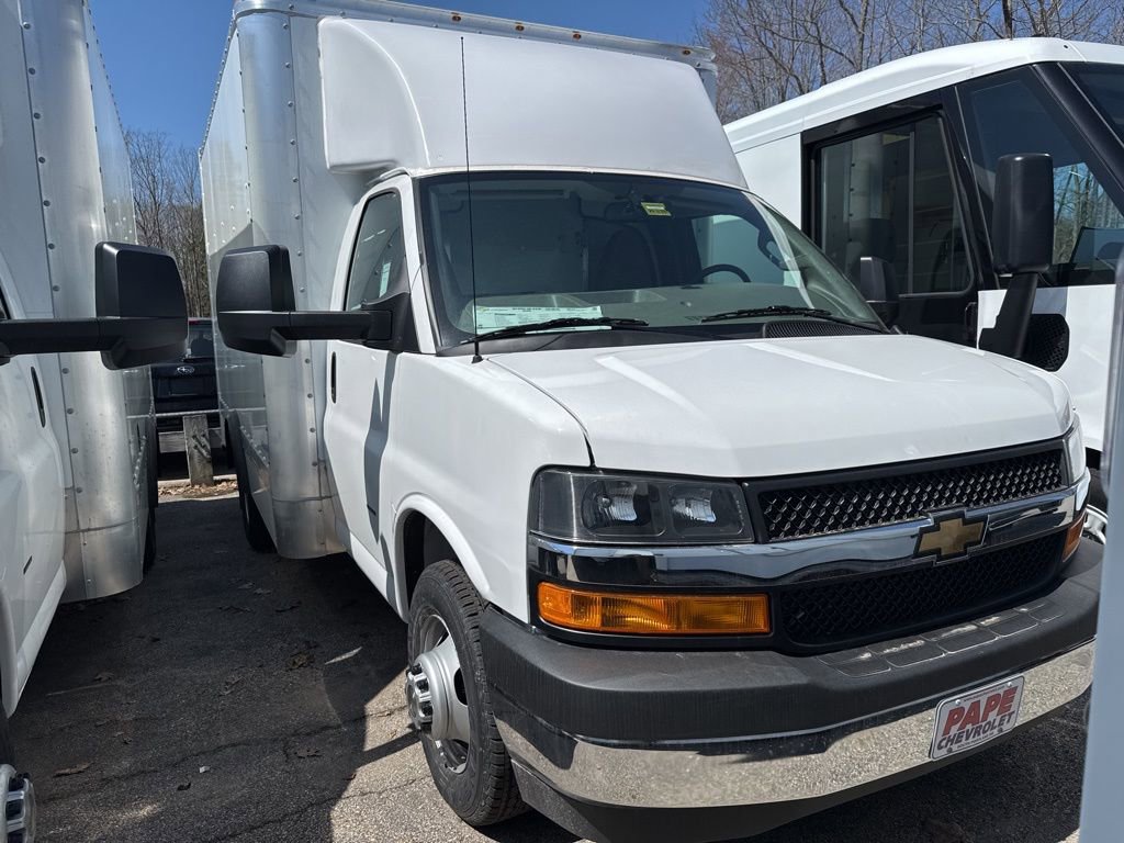 2024 Chevrolet Express Cutaway Base's photo