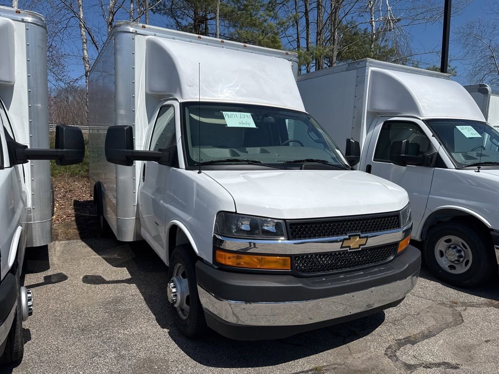 2024 Chevrolet Express Cutaway Base's photo