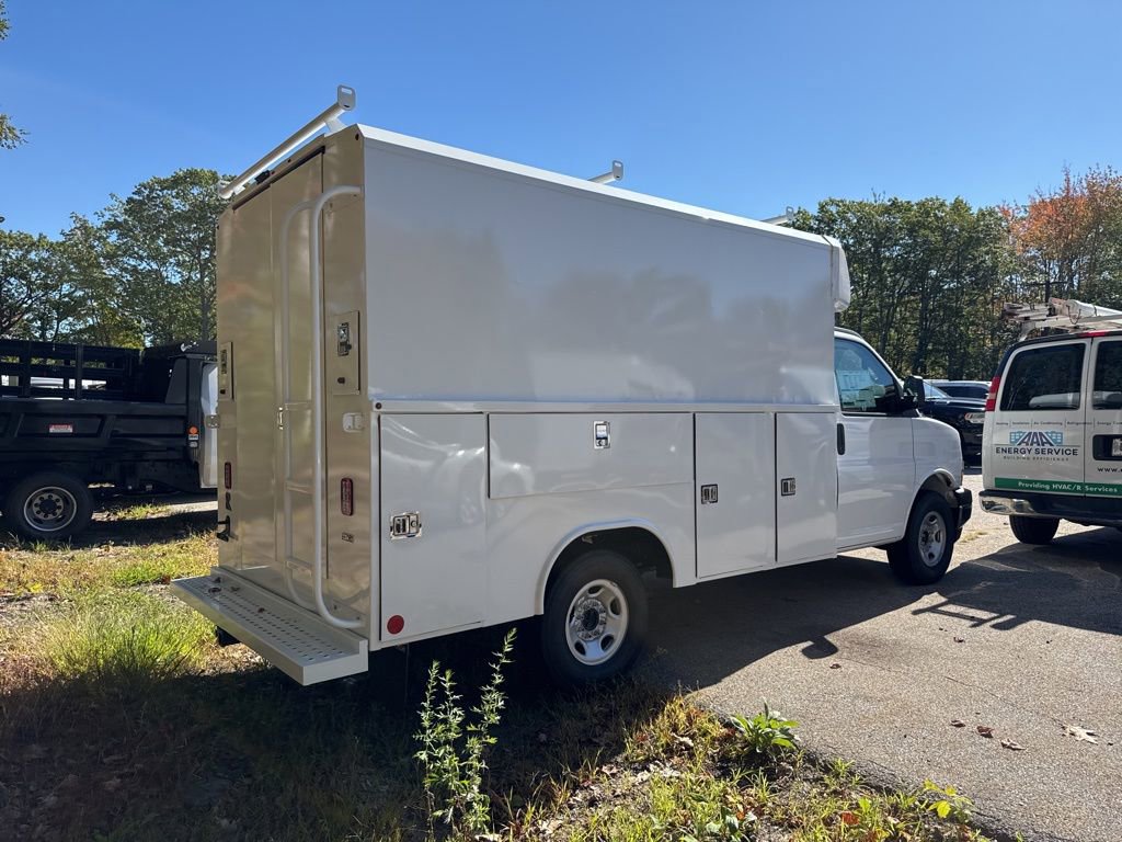 2025 Chevrolet Express Cutaway 3500 photo 2
