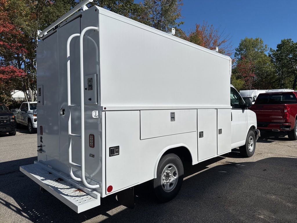 2025 Chevrolet Express Cutaway 3500 photo 2