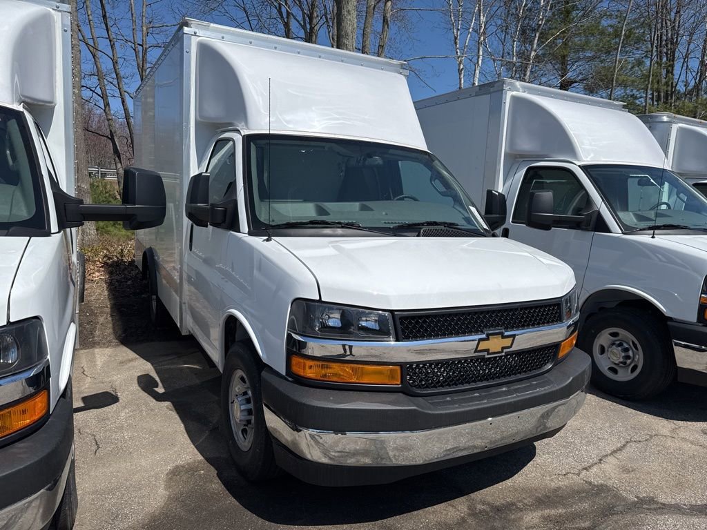 2025 Chevrolet Express Cutaway Base's photo