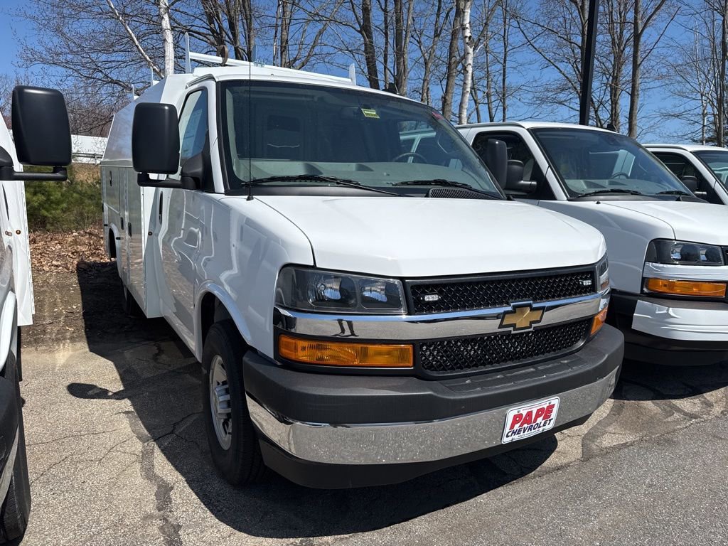 2024 Chevrolet Express Cutaway Base's photo