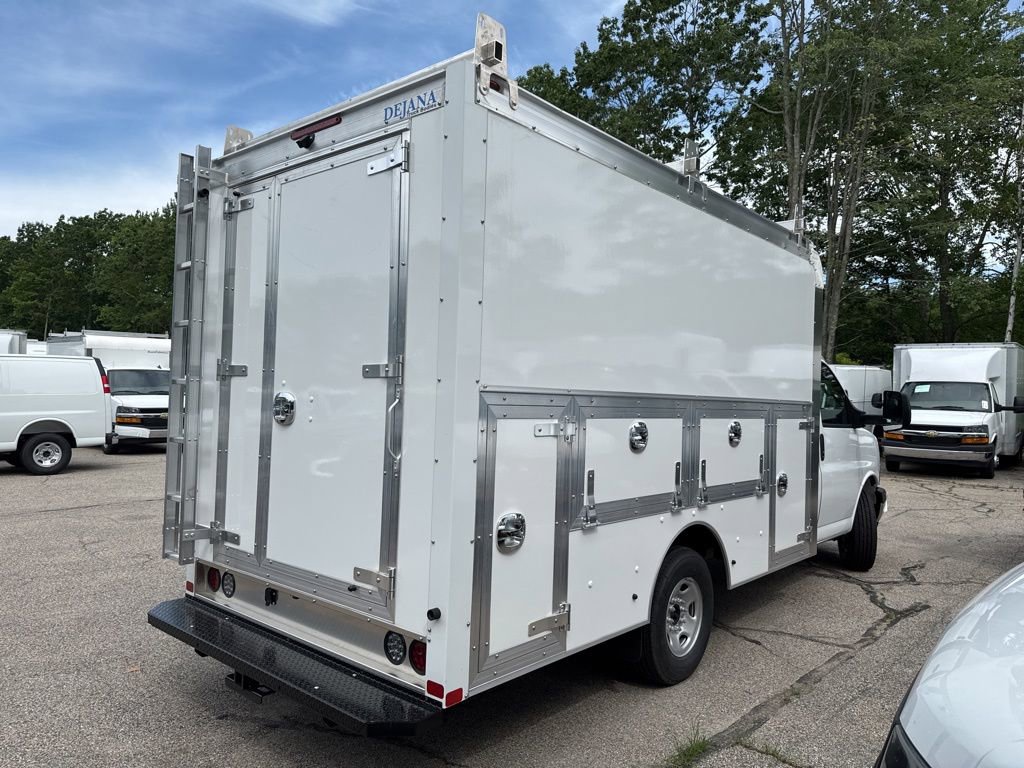 2025 Chevrolet Express Cutaway 3500 photo 2