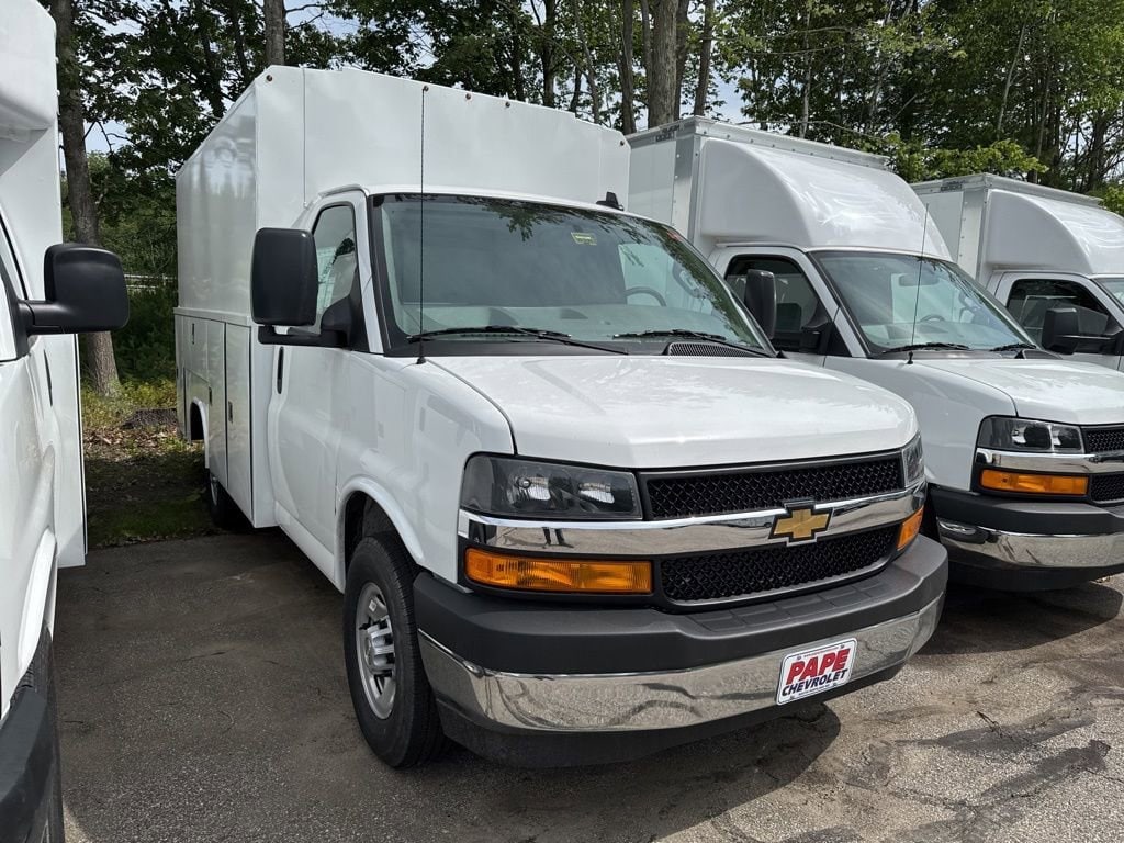 2025 Chevrolet Express Cutaway Base's photo
