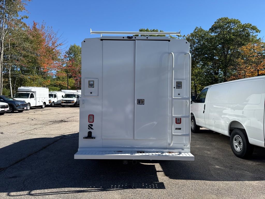 2025 Chevrolet Express Cutaway 3500 photo 3