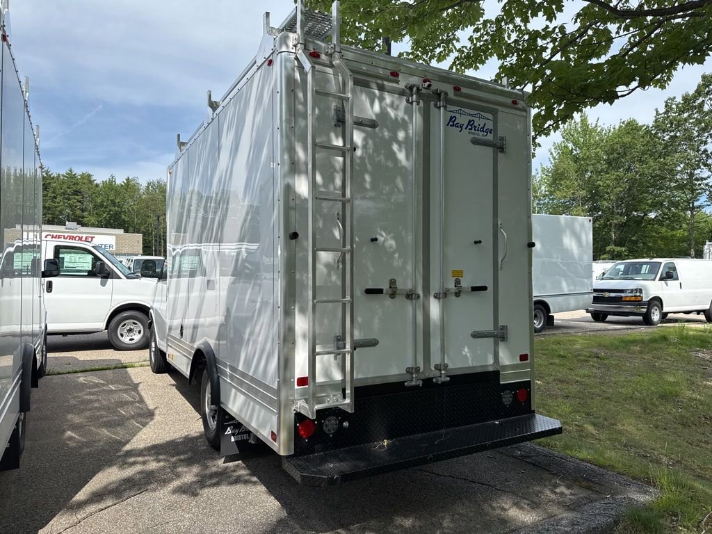 2025 Chevrolet Express Cutaway 3500 photo 2
