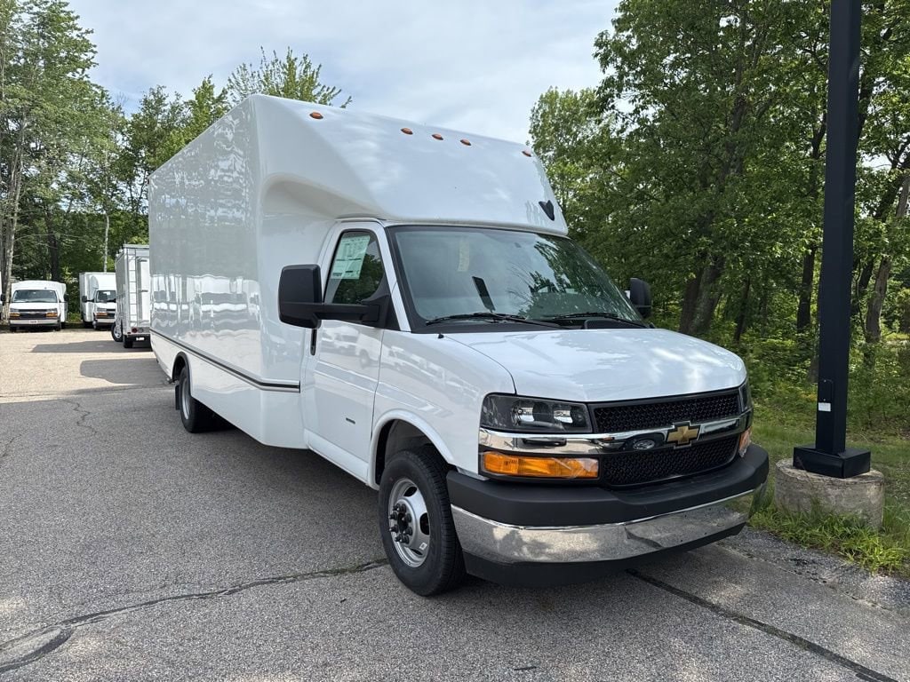 2025 Chevrolet Express Cutaway Base's photo