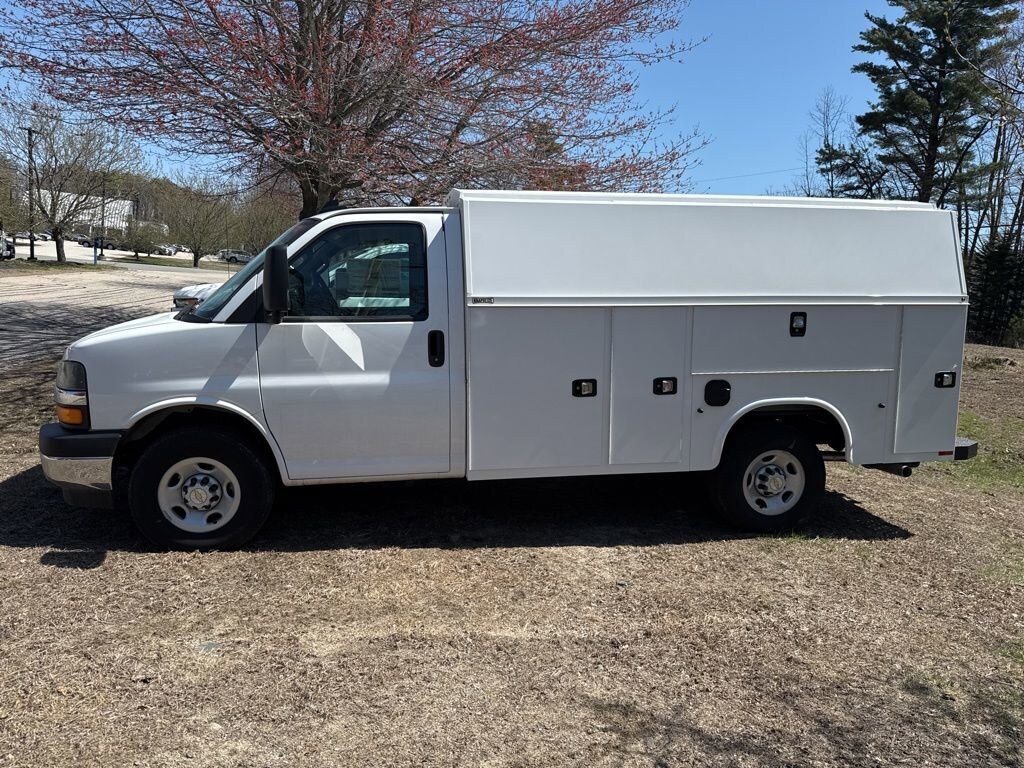 2024 Chevrolet Express Cutaway 3500 photo 2