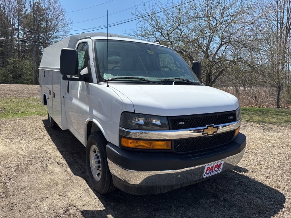 2024 Chevrolet Express Cutaway Base's photo