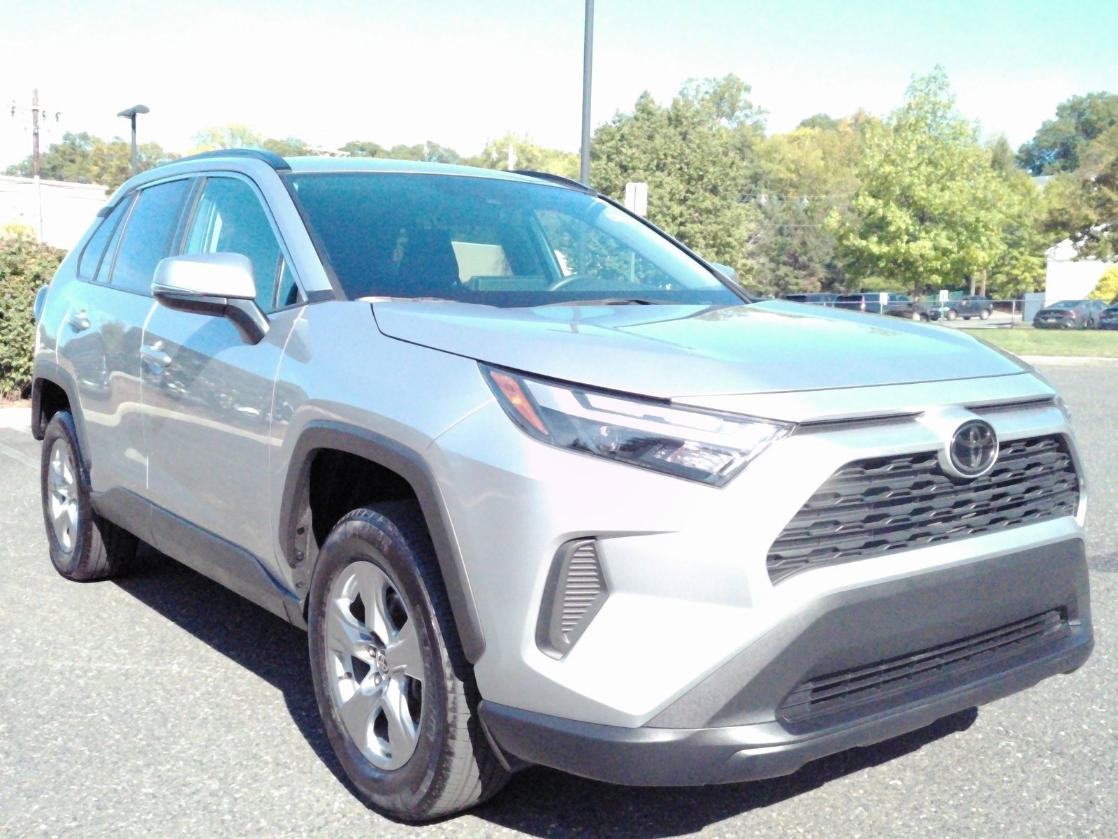 2024 Toyota RAV4 XLE photo 3