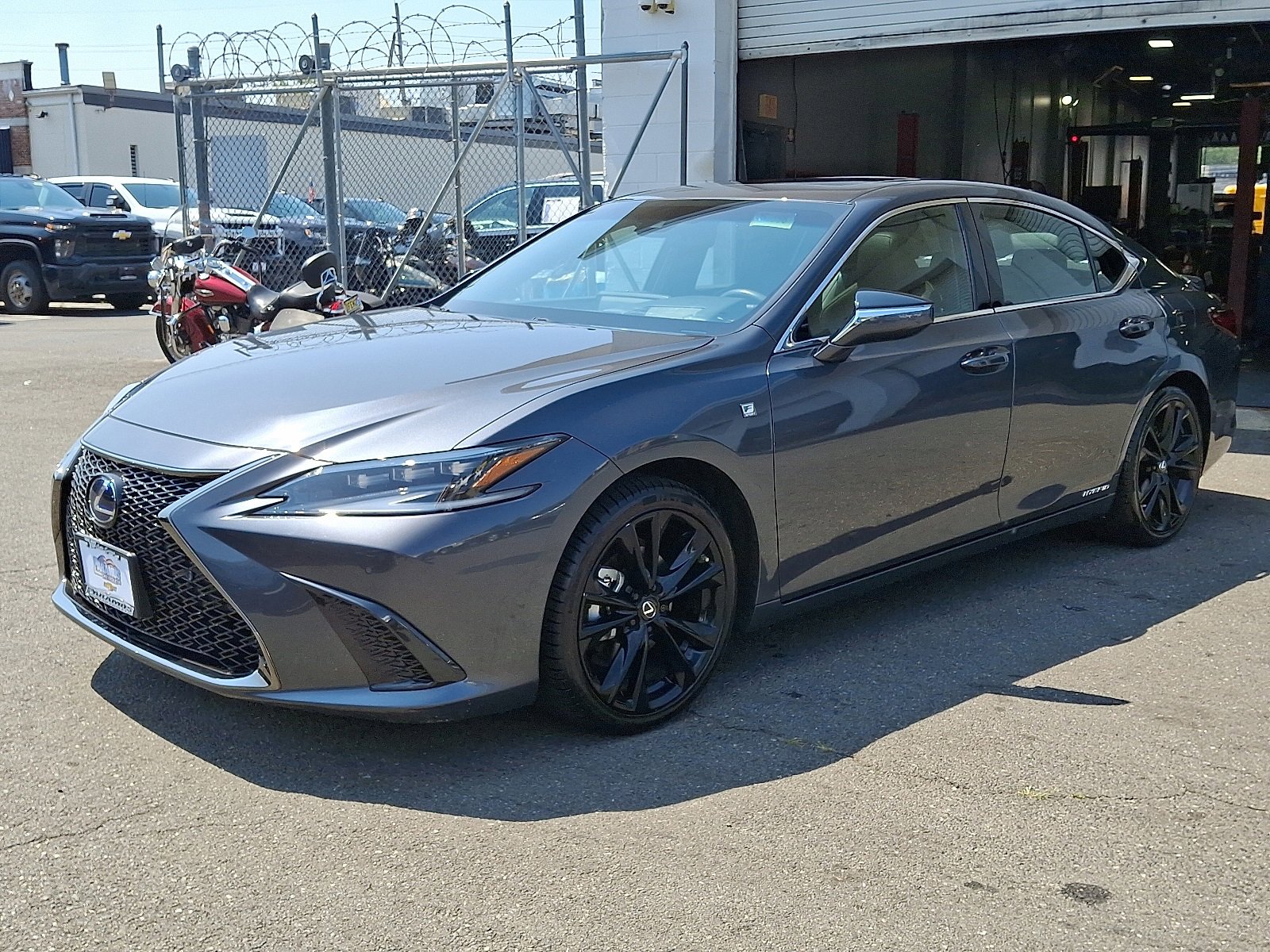 2022 Lexus ES 300h F SPORT photo 3