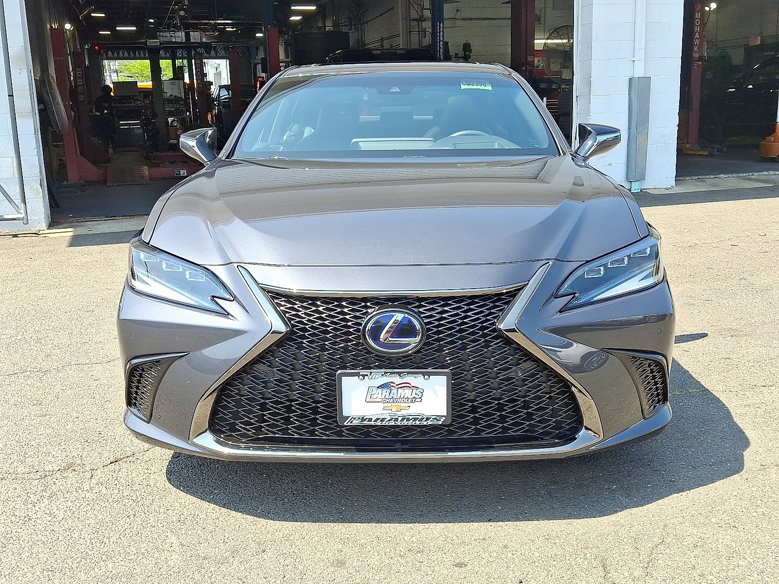 2022 Lexus ES 300h F SPORT photo 2