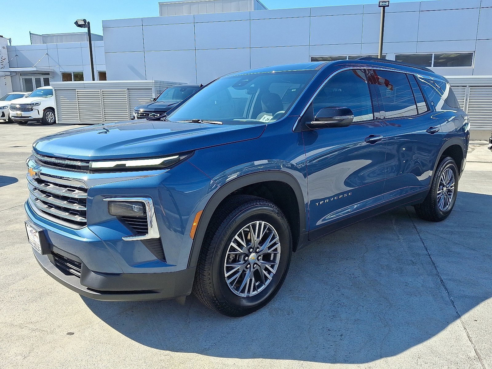 2025 Chevrolet Traverse photo 2