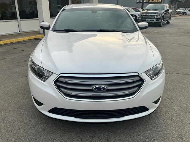 2016 Ford Taurus SEL photo 4