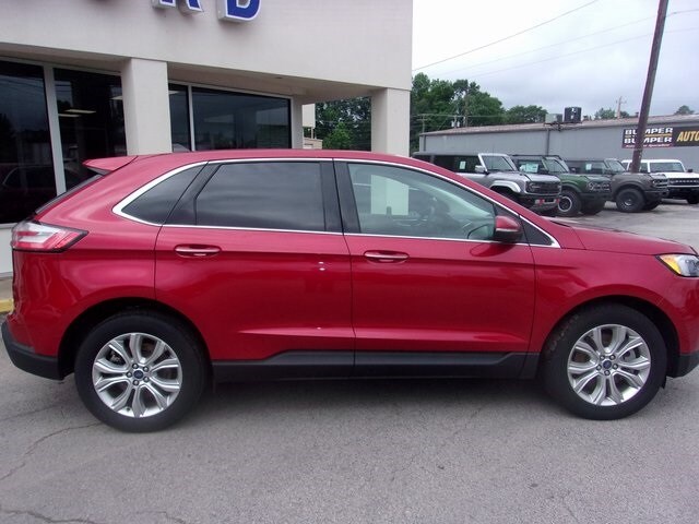 2022 Ford Edge Titanium photo 2