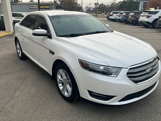 2016 Ford Taurus SEL photo 3