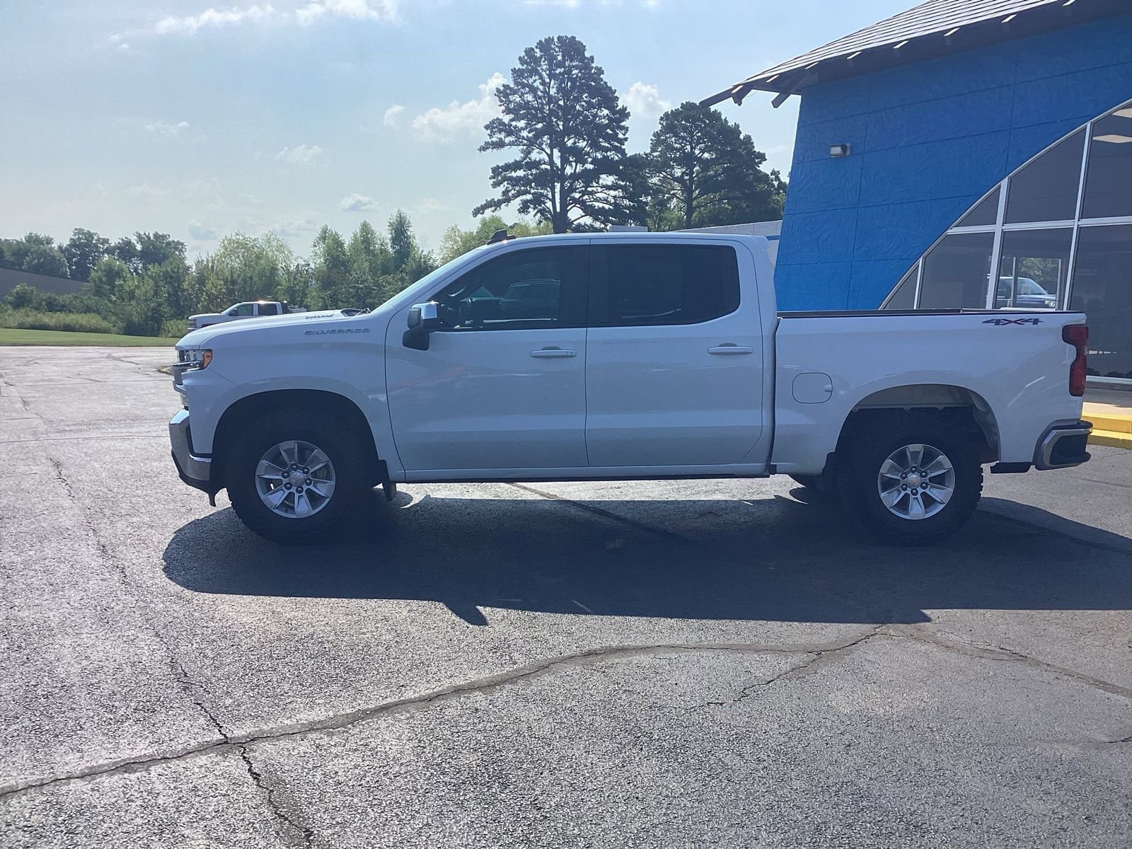 Used 2021 Chevrolet Silverado 1500 LT with VIN 1GCUYDET0MZ136991 for sale in Little Rock