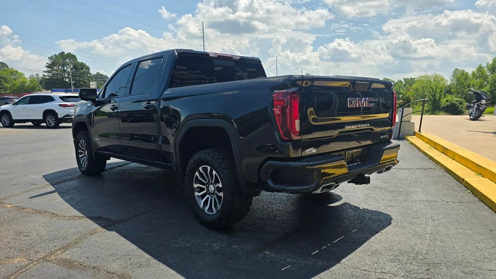 Used 2022 GMC Sierra 1500 AT4 with VIN 3GTUUEET0NG653355 for sale in Little Rock