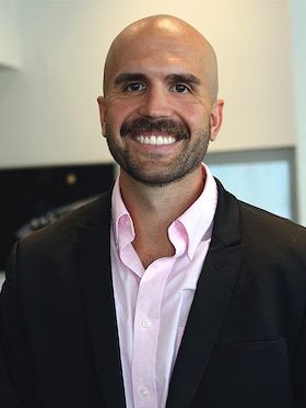 Staff member Éric Schmidt from ID_4b2c8fc0c98e