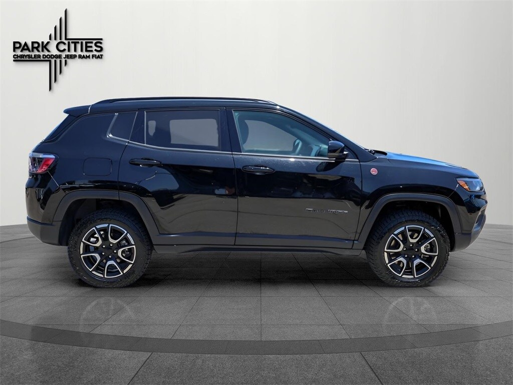 2024 Jeep Compass Trailhawk photo 2