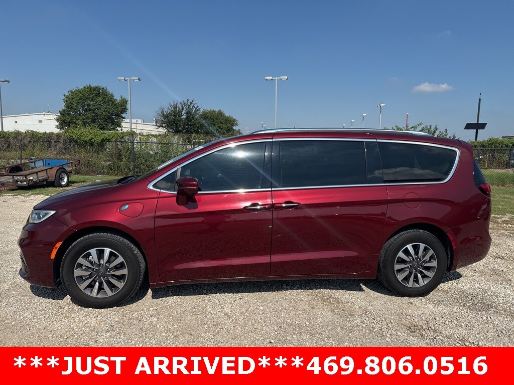 2021 Chrysler Pacifica Hybrid Touring L photo 2