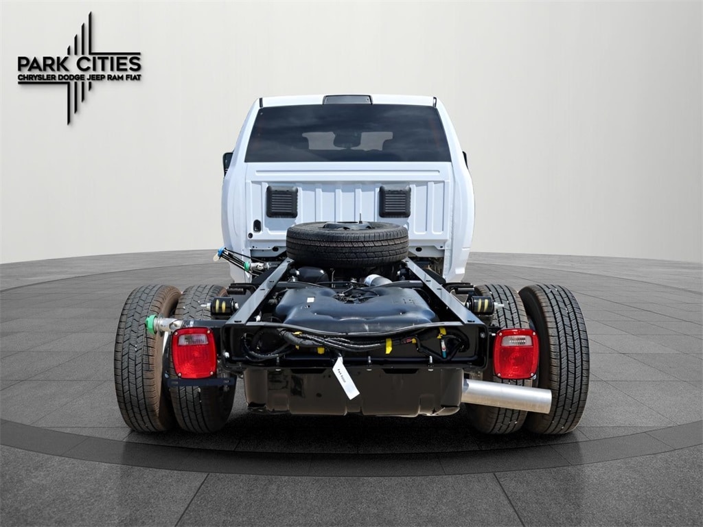 New 2025 Ram 3500 Chassis Cab 3500 TRADESMAN CREW CAB CHASSIS 4X4 60' CA Pickup