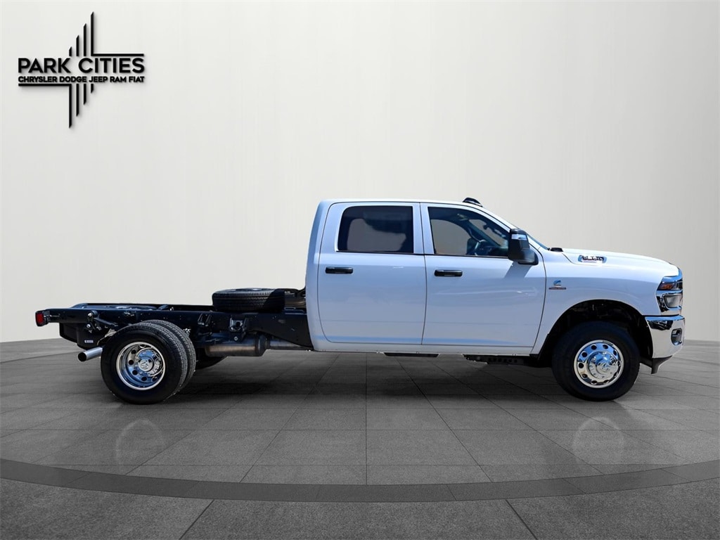 New 2025 Ram 3500 Chassis Cab 3500 TRADESMAN CREW CAB CHASSIS 4X4 60' CA Pickup