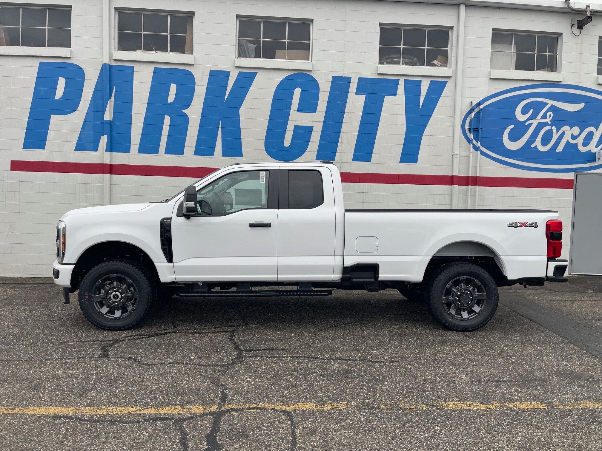 2025 Ford F-350 photo 2