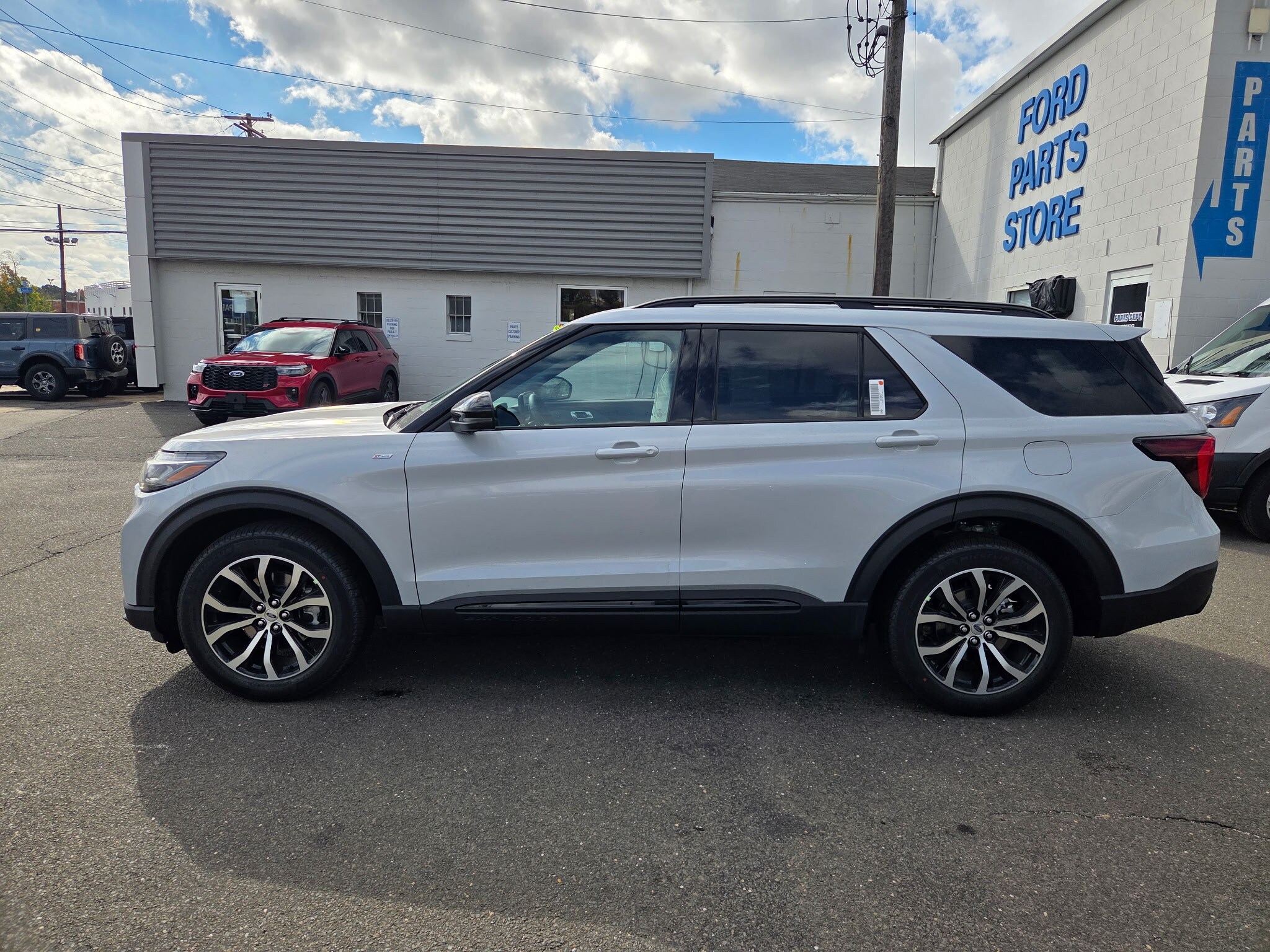 2026 Ford Explorer ST-Line photo 3