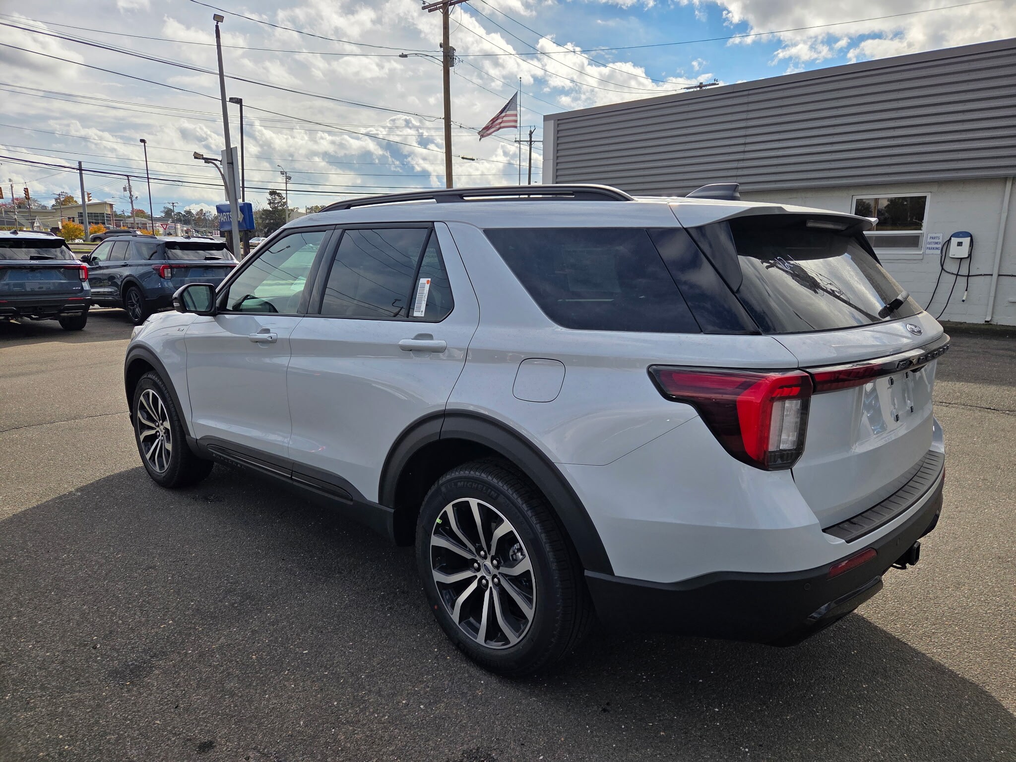 2026 Ford Explorer ST-Line photo 2