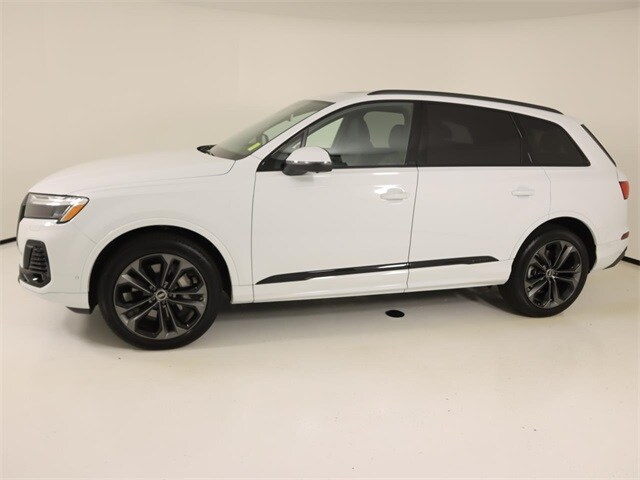 2025 Audi Q7 55 Premium Plus photo 2
