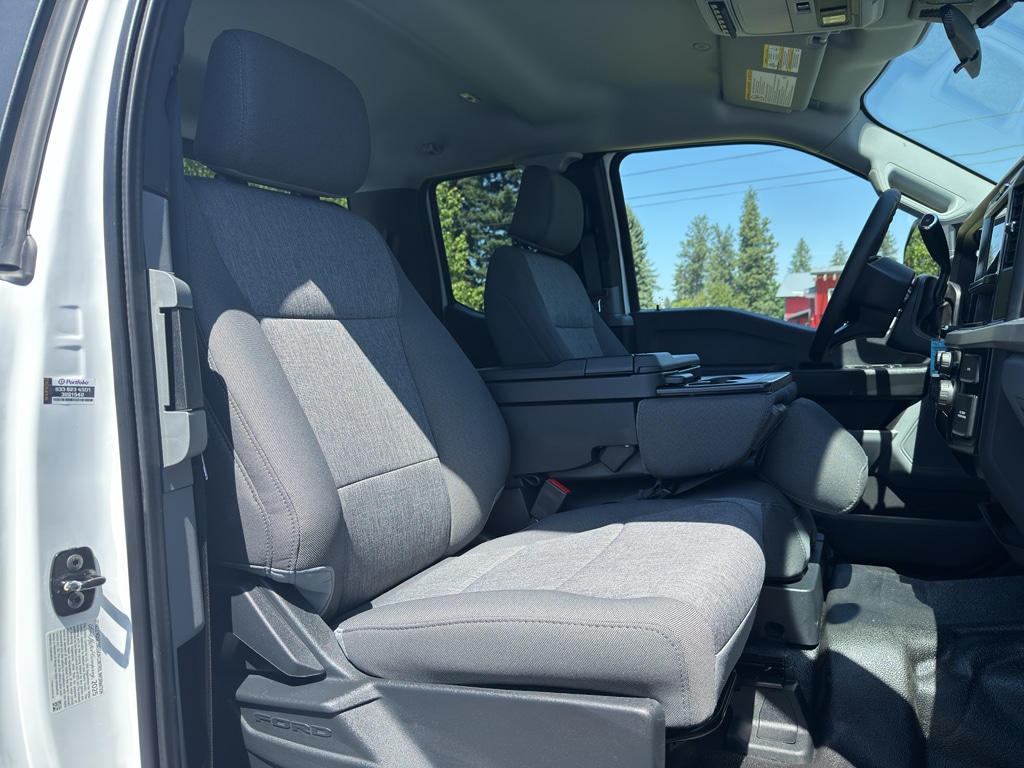 2025 Ford F-350 Super Duty Chassis Cab XL - Photo 31